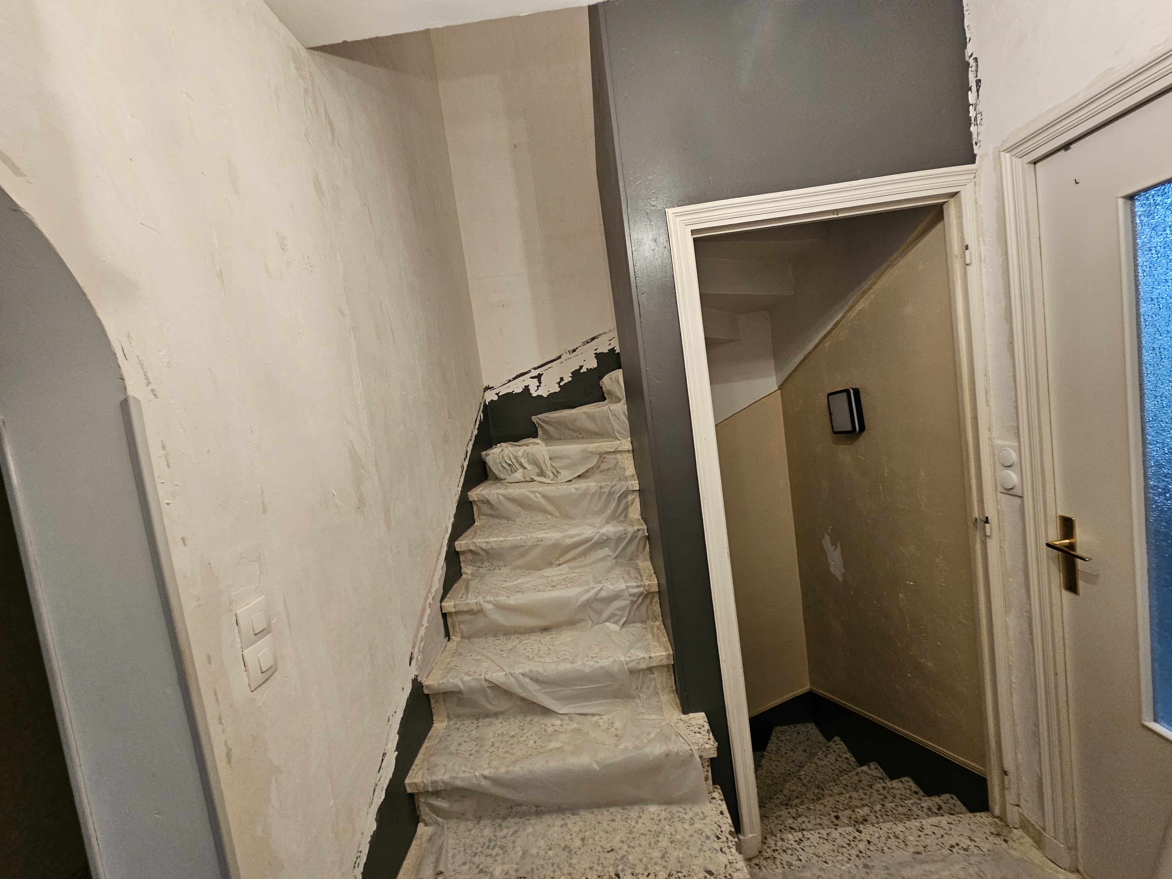  Cage d'escalier avant